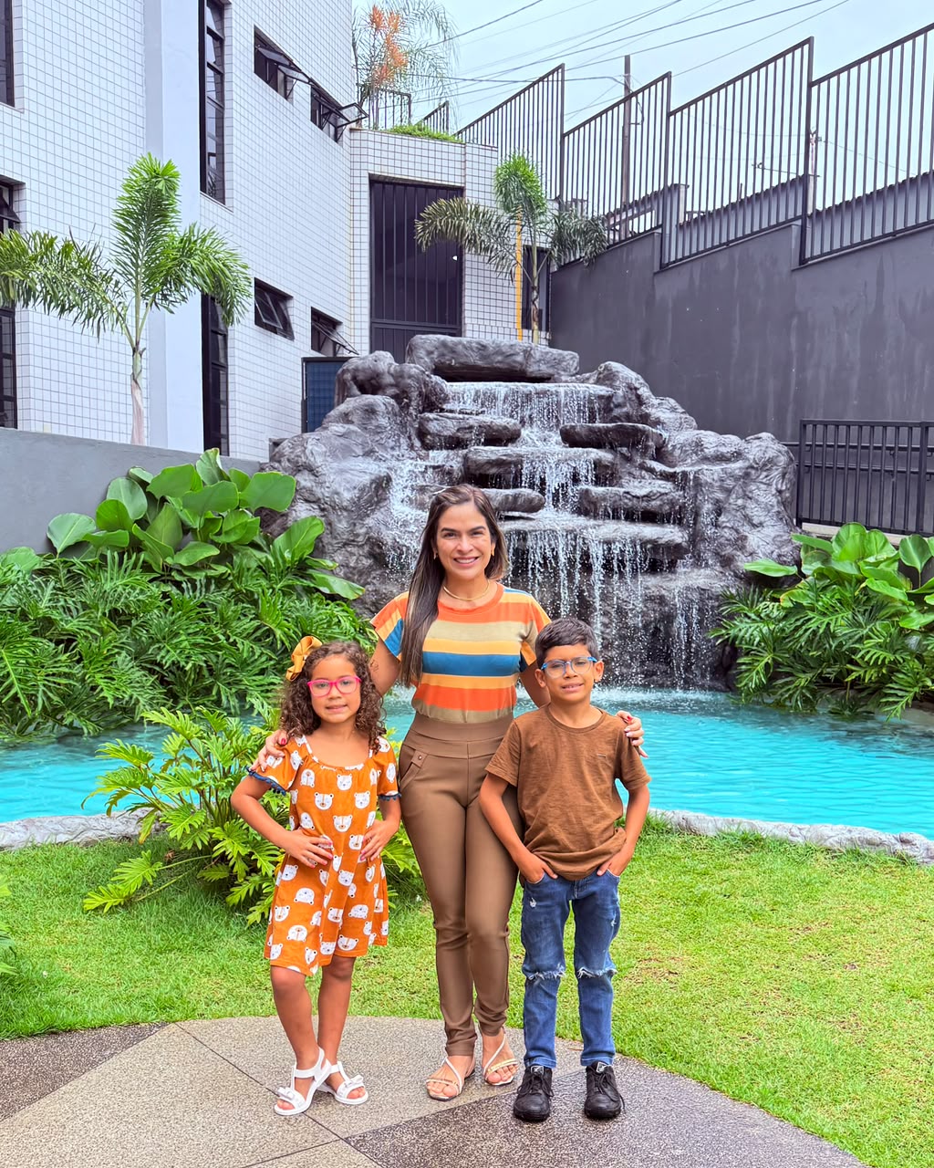 Flávia Thaís Santos Sant'Ana com os filhos